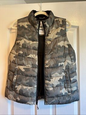 Gap Women’s Camo Puffer Vest - Gray Camo